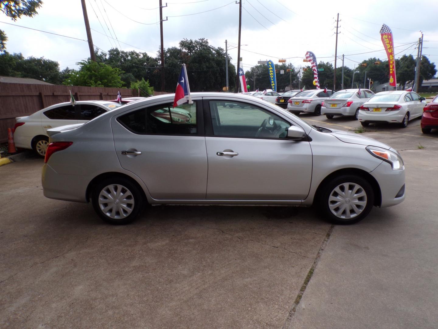 2018 Silver /Gray Nissan Versa (3N1CN7AP9JK) , Automatic transmission, located at 16710 Clay Rd., Houston, TX, 77084, (281) 859-7900, 29.834864, -95.656166 - Photo#3